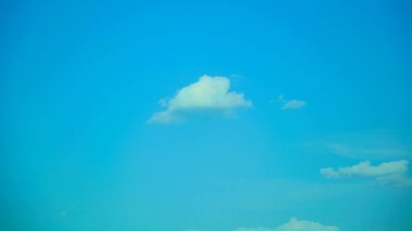 Yazın güzel mavi gökyüzünde büyük bulutlar