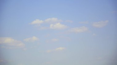 Yazın güzel mavi gökyüzünde büyük bulutlar