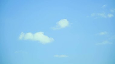 Yazın güzel mavi gökyüzünde büyük bulutlar
