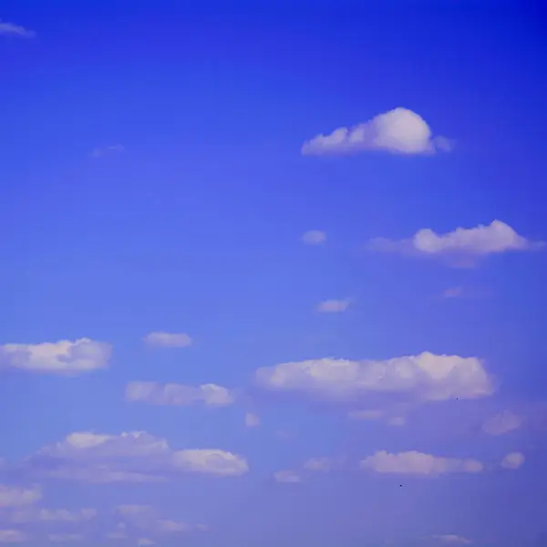 Большие Облака Красивом Голубом Небе Летом — стоковое фото