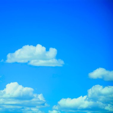 Yazın güzel mavi gökyüzünde büyük bulutlar