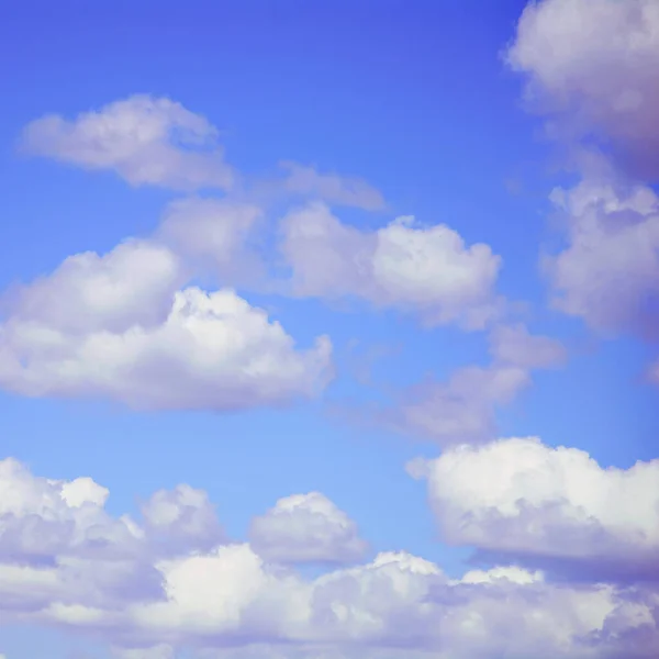 夏の青空に浮かぶ大きな雲 — ストック写真