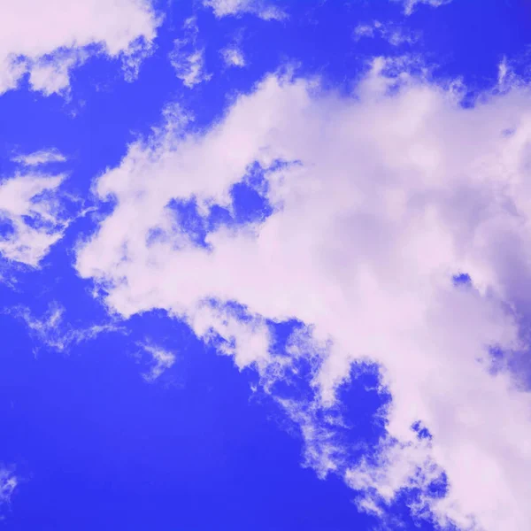 Μεγάλα Σύννεφα Ένα Όμορφο Γαλάζιο Ουρανό Καλοκαίρι — Φωτογραφία Αρχείου