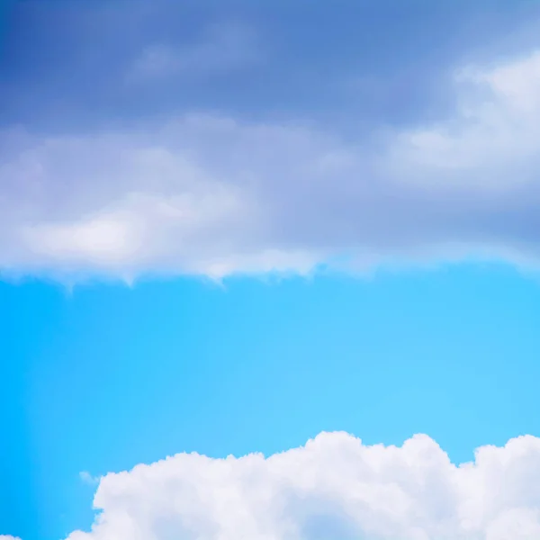 Великі Хмари Красивому Блакитному Небі Влітку — стокове фото