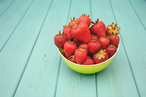 Reife Erdbeeren Auf Einem Hölzernen Hintergrund — Stockfoto