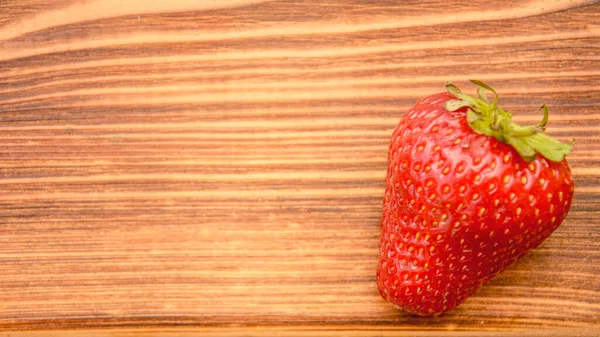 Reife Erdbeeren Auf Einem Hölzernen Hintergrund — Stockfoto