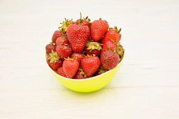 Reife Erdbeeren Auf Einem Hölzernen Hintergrund — Stockfoto