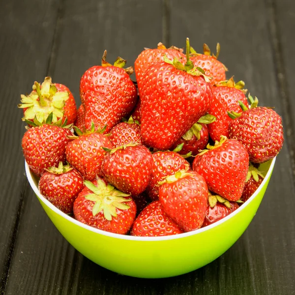 Reife Erdbeeren Auf Einem Hölzernen Hintergrund — Stockfoto