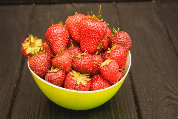 Reife Erdbeeren Auf Einem Hölzernen Hintergrund — Stockfoto