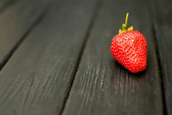 Reife Erdbeeren Auf Einem Hölzernen Hintergrund — Stockfoto