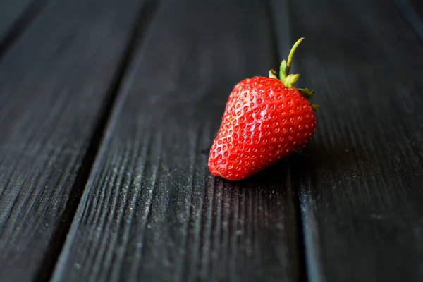 Reife Erdbeeren Auf Einem Hölzernen Hintergrund — Stockfoto