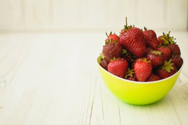 Ahşap arka planda olgun çilekler.