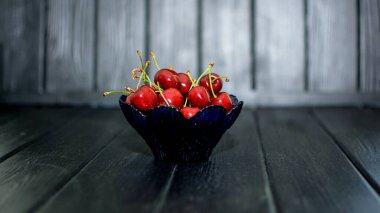 Tahta arka planda olgun kirazlar