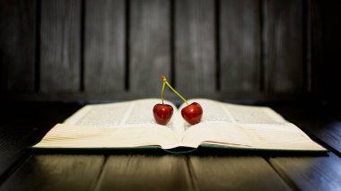 Tahta arka planda olgun kirazlar