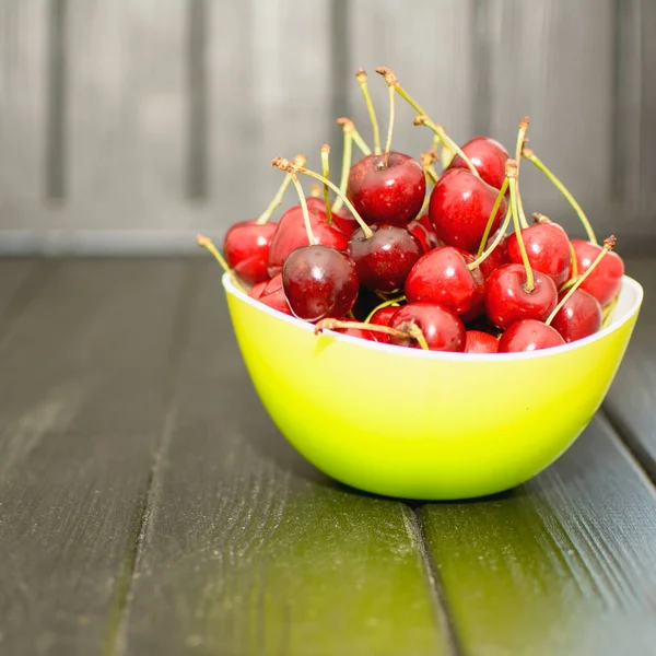 Cerises Douces Mûres Sur Fond Bois — Photo