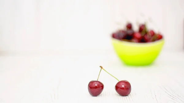 Cerezas Dulces Maduras Sobre Fondo Madera — Foto de Stock