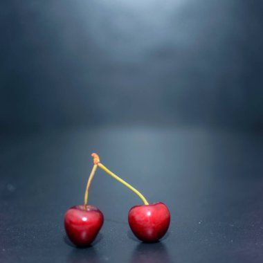 Ahşap arka planda olgun kirazlar