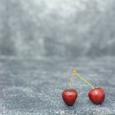 Ahşap arka planda olgun kirazlar