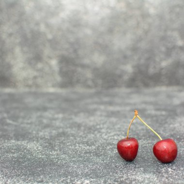 Ahşap arka planda olgun kirazlar