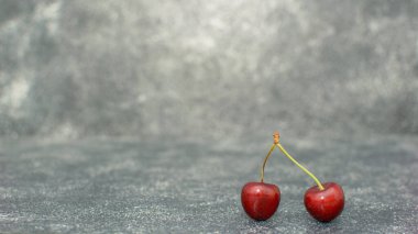 Ahşap arka planda olgun kirazlar