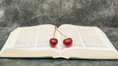 Ahşap arka planda olgun kirazlar