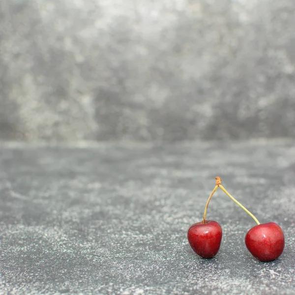 Ahşap arka planda olgun kirazlar