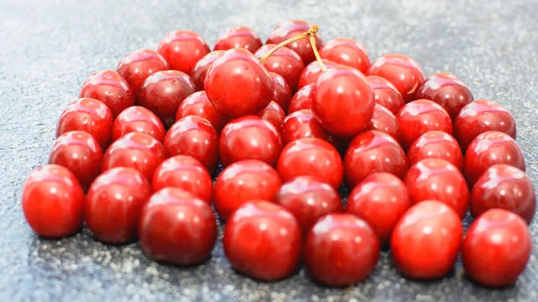 Cerezas Maduras Sobre Fondo Madera — Foto de Stock