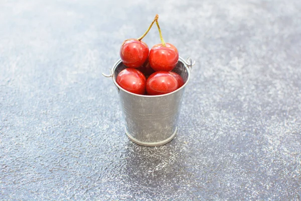 Cerises Mûres Sur Fond Bois — Photo