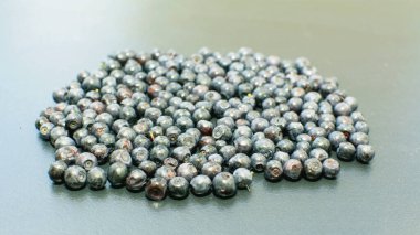 Ahşap arka planda olgun yaban mersini