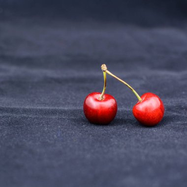 Ahşap arka planda olgun kirazlar