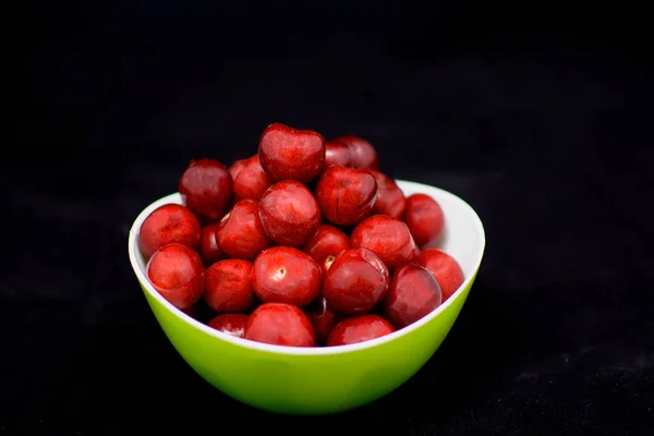 Cerezas Maduras Sobre Fondo Madera — Foto de Stock