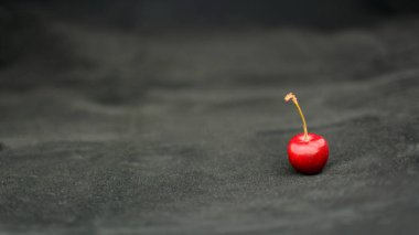 Ahşap arka planda olgun kirazlar