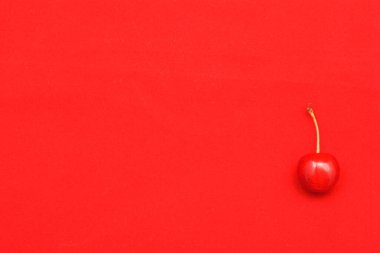 Ahşap arka planda olgun kirazlar