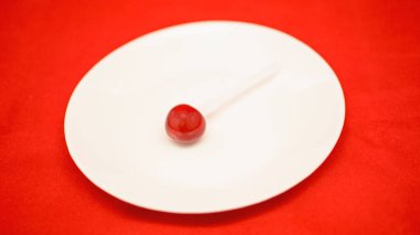 Ahşap arka planda olgun kirazlar