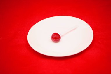 Ahşap arka planda olgun kirazlar