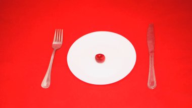 Ahşap arka planda olgun kirazlar