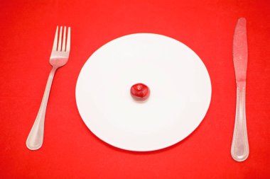 Ahşap arka planda olgun kirazlar