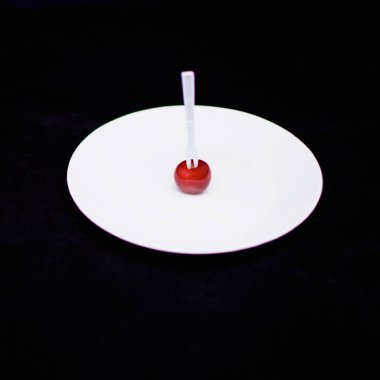 Ahşap arka planda olgun kirazlar