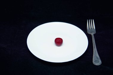 Ahşap arka planda olgun kirazlar