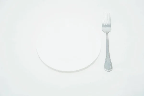 Assiette Blanche Avec Couverts Sur Fond Blanc — Photo