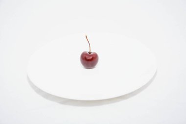 Ahşap arka planda olgun kirazlar