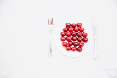 Ahşap arka planda olgun kirazlar