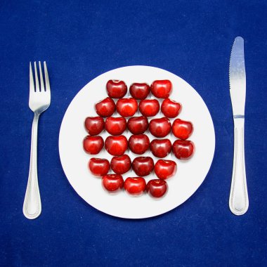 Ahşap arka planda olgun kirazlar