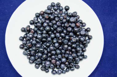 Ahşap arka planda olgun yaban mersini