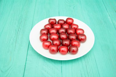 Ahşap arka planda olgun kirazlar