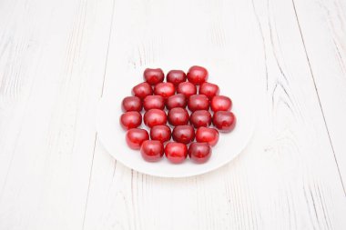 Ahşap arka planda olgun kirazlar