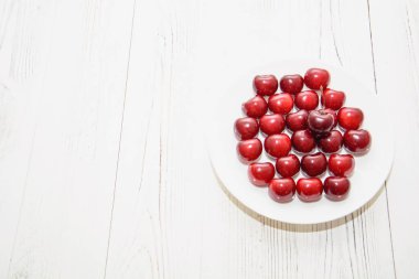 Ahşap arka planda olgun kirazlar