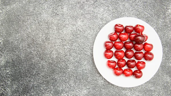 Cerezas Maduras Sobre Fondo Madera — Foto de Stock