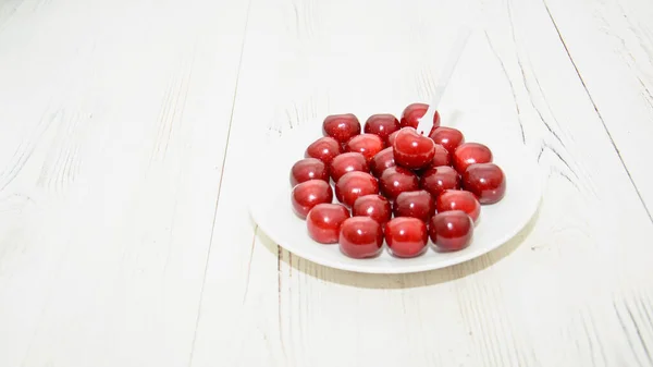 Cerezas Maduras Sobre Fondo Madera — Foto de Stock