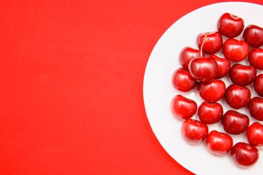 Ahşap arka planda olgun kirazlar